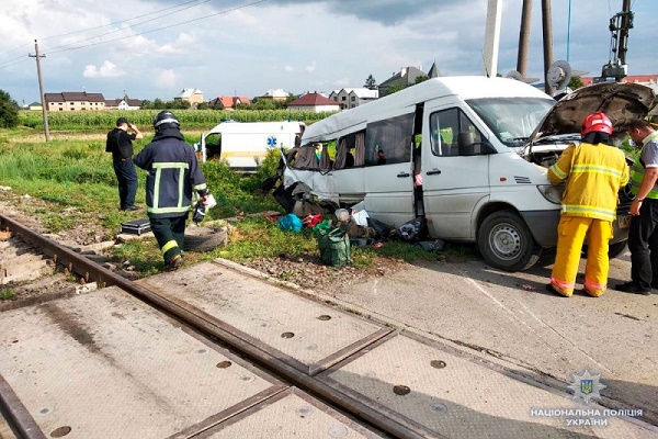 З'явилось відео зіткнення потяга з мікроавтобусом на Буковині