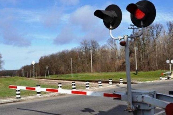Оштрафували і забрали права: водій у Чернівцях перетнув залізничний переїзд на червоне