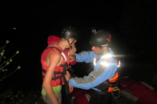 На Буковині врятували юнака, який ледь не загинув у стрімкій течії річки