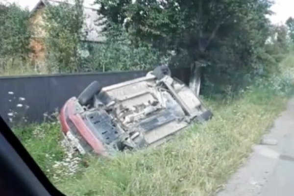 На Буковині автівка з'їхала в кювет та перекинулася на дах (Відео)