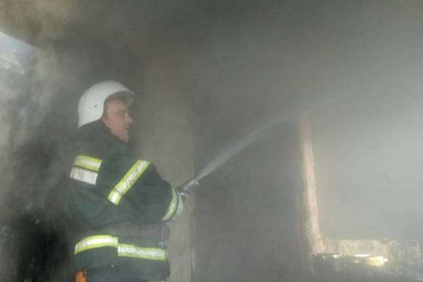 Пожежники врятували безхатченка з підвалу, охопленого вогнем