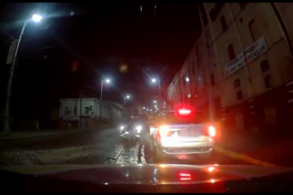 Поліція у нічній погоні в центрі Чернівців затримала п’яного агресивного водія BMW
