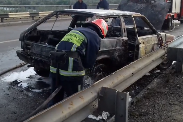 Рятувальники розповіли, чому загорілась автівка на об'їзній біля Чернівців