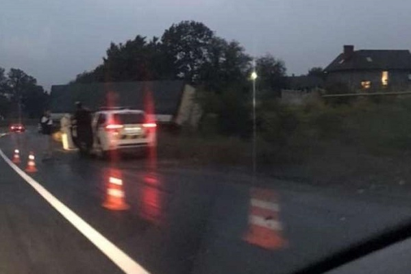 ДТП поблизу Чернівців: вантажівка з’їхала у кювет (Відео)