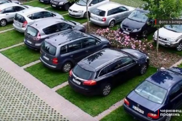 Чернівчанам дозволять паркуватися на газонах, але не всюди (Відео)