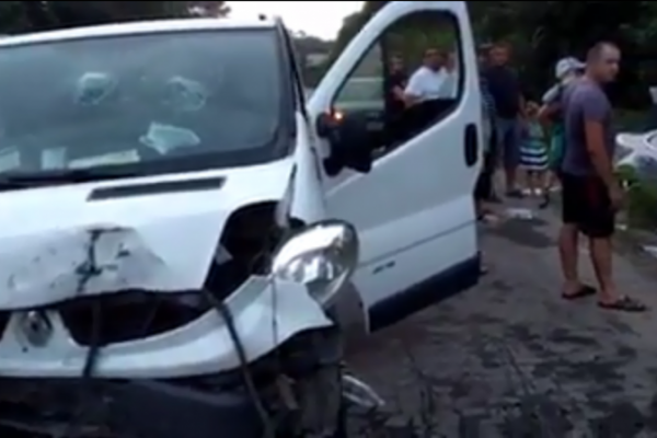 На Буковині мікроавтобус зіткнувся з легковиком: обидві автівки сильно пошкоджені (Відео)