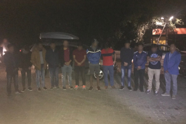 На Буковині неподалік кордону затримано три автомобілі з 12 громадянами Бангладеш