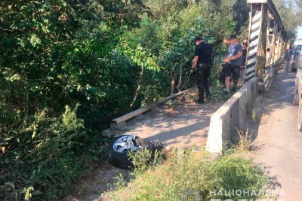Молодика, який викрав автівку і злетів з мосту в Чернівцях, посадили під домашній арешт
