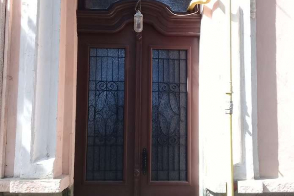Відремонтувати старі парадні двері у Чернівцях можна за тисячу доларів