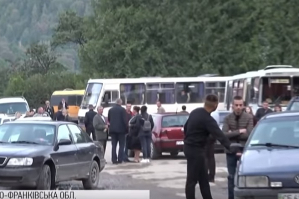 На Буковині перекрили дорогу регіонального значення «Чернівці – Верховина» (Фото, відео)