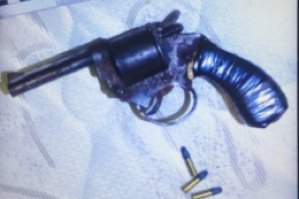 На Буковині 53-річний чоловік погрожував вбити сусіда револьвером кустарного виробництва