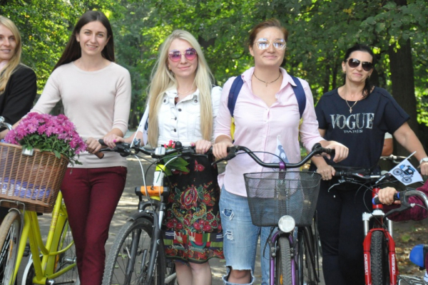 «Леді на велосипеді»: у Чернівцях десятки жінок влаштували велопарад