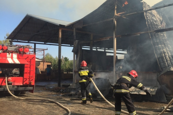 На Буковині спалахнуло велике фруктосховище