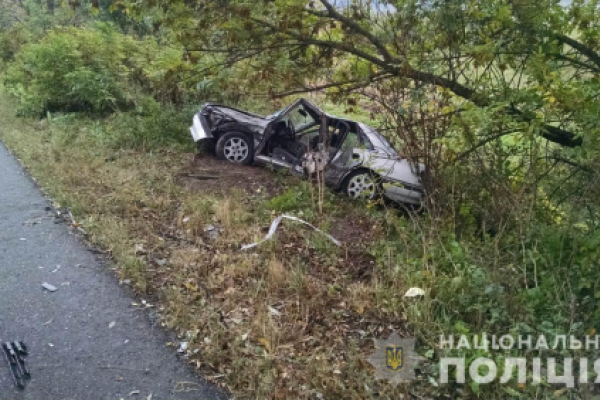 На Буковині «Mercedes Vito» зіткнувся з легковиком «Mazda», є постраждалі