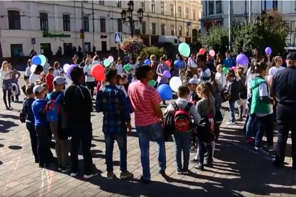 Чернівчани провели акцію на підтримку усиновлення (Відео)