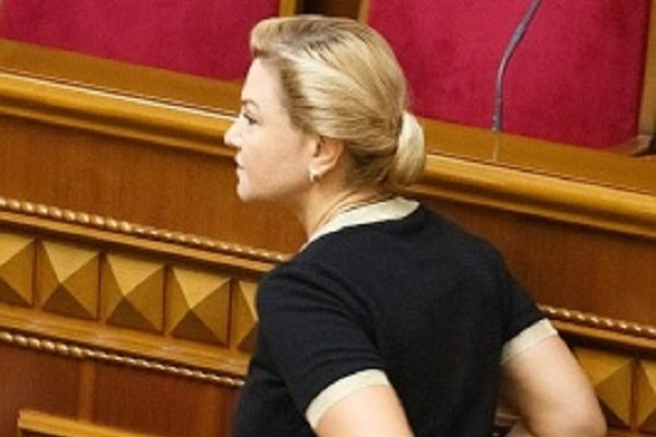 Народну депутатку з Чернівців розкритикували за джинси у Верховній Раді (Фото)