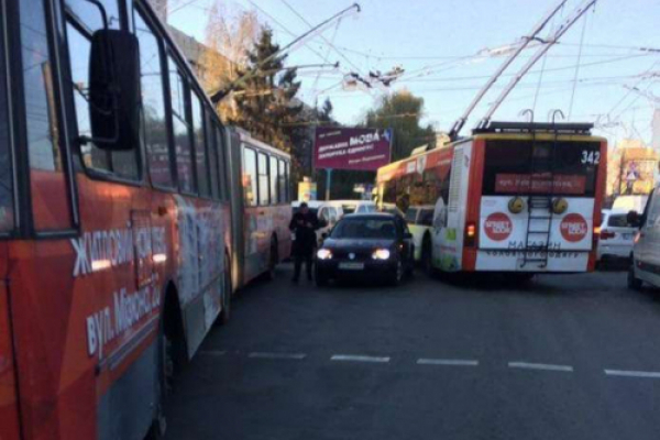 «Євробляха» протаранила тролейбус на вулиці Головній у Чернівцях (Фотофакт)
