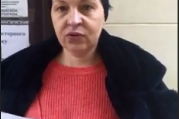 Волонтерка Катерина Пономарьова спалила подяку від Чернівецької Обласної Ради (Відео)