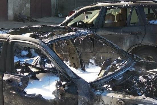 Вогонь знищив дві автівки у Чернівцях 