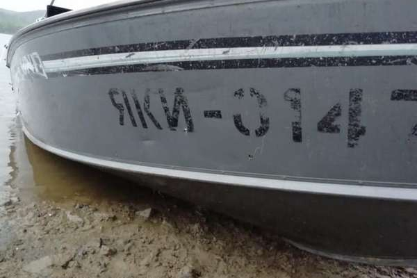 На Буковині браконьєри понівечили човен рибоохорони