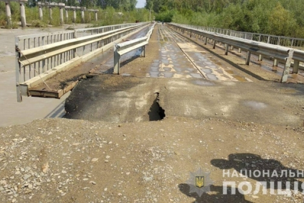 Підвищення рівня води у Пруті завдало шкоди автомобільному мосту на Буковині