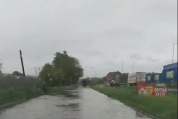 У Чернівцях затопило вулицю (відео)