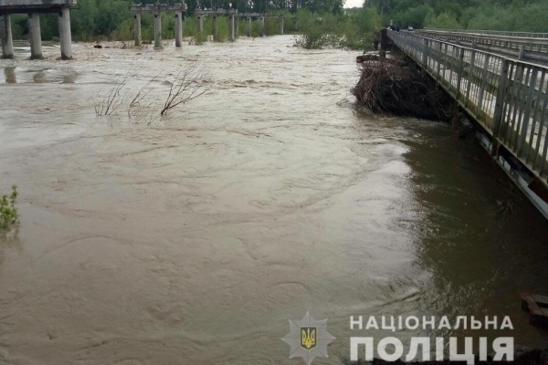 Паводок на Буковині: у Маршинцях перекрили міст, а у Банилові всю ніч латали дамбу 