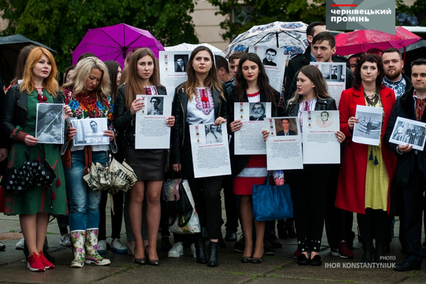 День вишиванки у Чернівцях: на Соборній площі відбулася акція підтримки політв'язнів (фото)