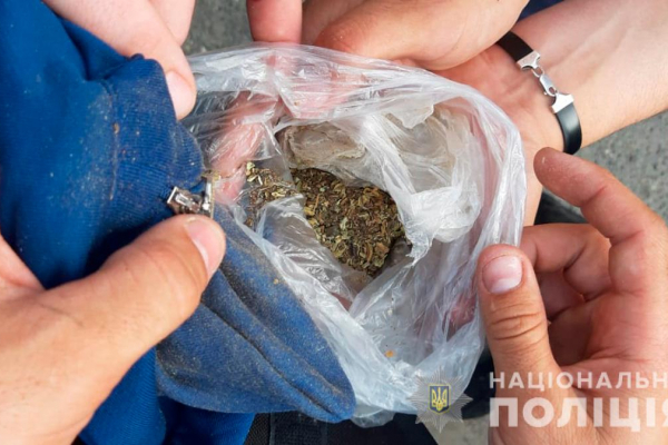 Важлива спецоперація: на Буковині поліцейські відкрили кримінальне провадження за 100 грамів макової соломи