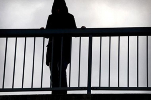 На Хотинщині молода жінка кинулася з мосту. Поліцейський врятував самогубцю