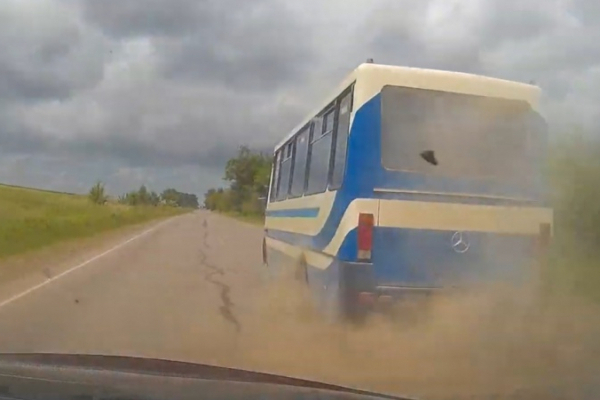 На Буковині під час руху у переповненої маршрутки вибухнуло колесо (відео)