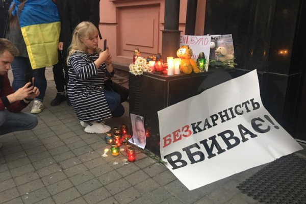 Через смерть п'ятирічного Кирилка протестувальники прийшли під стіни Нацполіції у Чернівцях із шинами та свічками (фото)