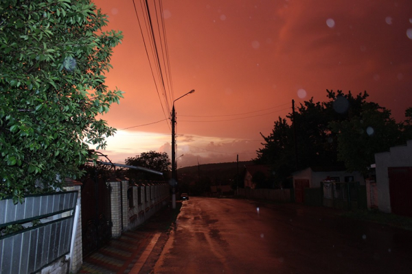 Річка на Тернопільщині затопила село, а Буковину накрило криваве небо (фото, відео)