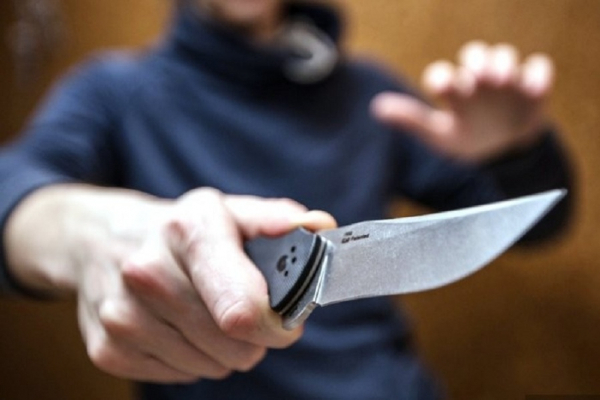 Чоловік з ножем порізав клієнта ломбарду у Чернівцях
