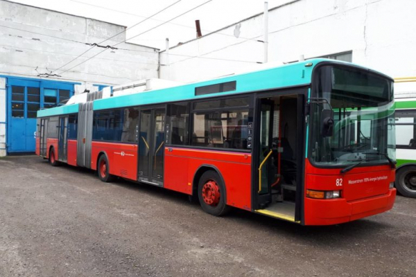 До Чернівців прибув третій тролейбус зі Швейцарії (відео)