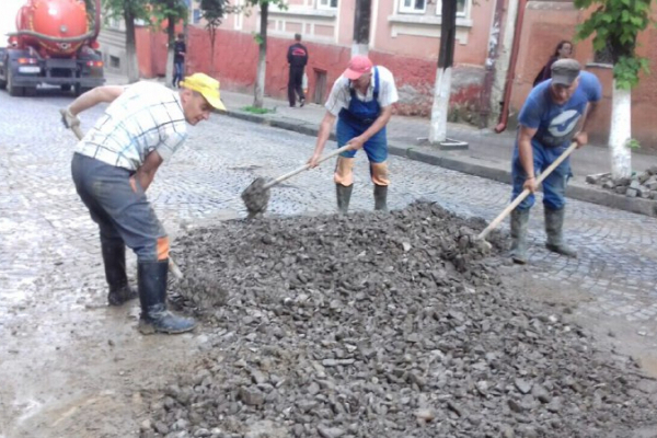 На вулиці Вірменській у Чернівцях замінили аварійний трубопровід (фото)