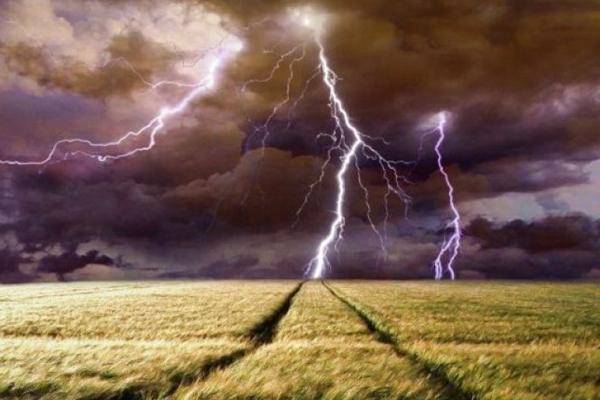Грози та шквали: штормове попередження оголосили на Буковині