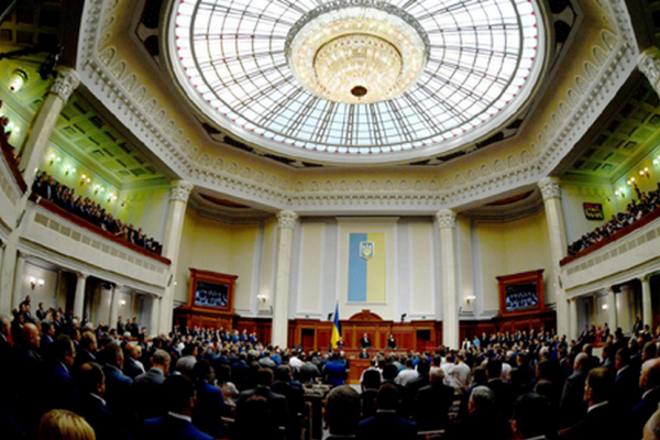 Які причини привели до перевиборів українського парламенту?