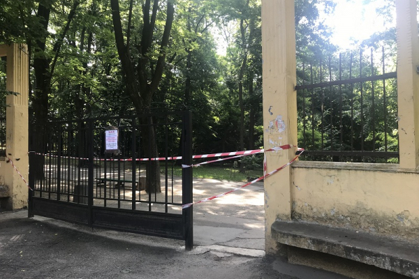 Вхід заборонено: у Чернівецьких парках борються з кліщами