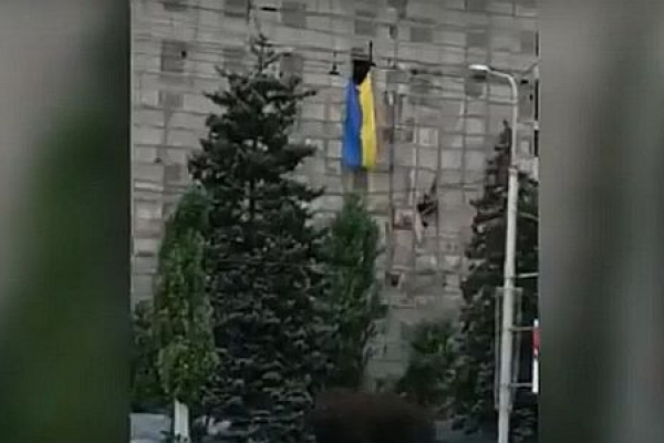У центрі окупованого Донецька під звуки Гімну вивісили Державний прапор України  (відеофакт)