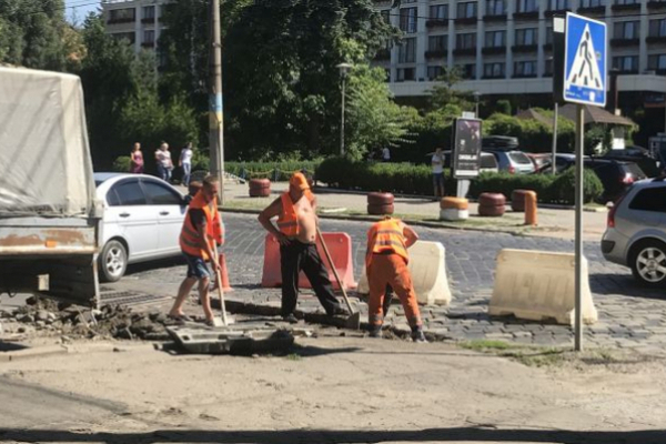 У Чернівцях ремонтують зливову мережу