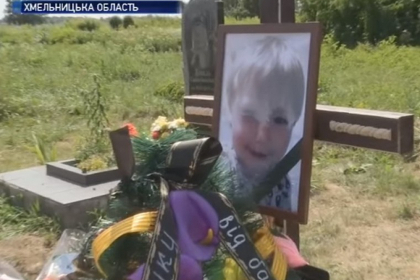 Маленького Сашка Пілявського, тіло якого було знайдено у валізі на околиці Чернівців, сьогодні поховали