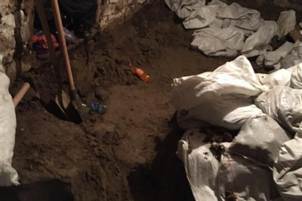 Підприємець, який вивозив глину із підвалу будинку у центрі Чернівців, заплатить штраф