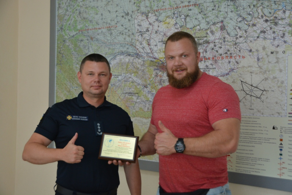 Чернівці: начальник Управління ДСНС отримав нагороду від Федерації стронгмену України
