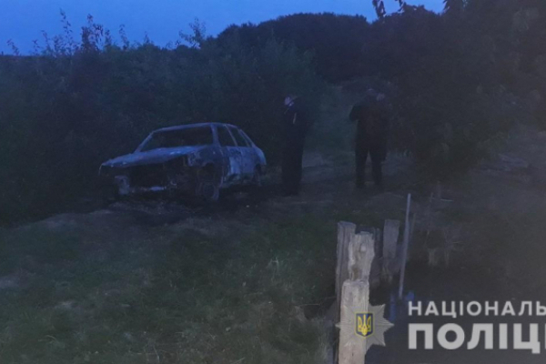 У Чернівецькій області знайшли тіло чоловіка у згорілому авто