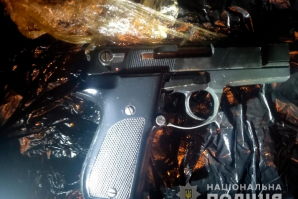 Біля готелю «Турист» чернівчанин знайшов два пістолети