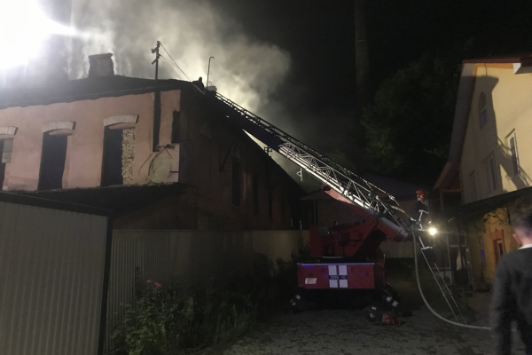Пожежа у Чернівцях: вогонь ліквідували (фото, відео)