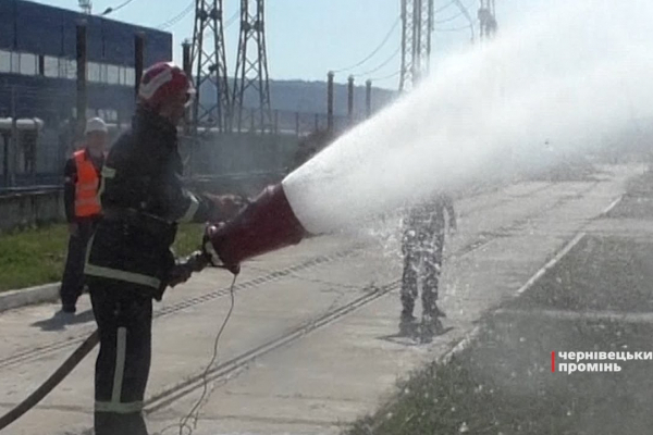 На Дністровській ГАЕС вогнеборці  гасили пожежу на трансформаторі (відео)