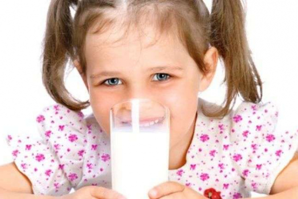 У Чернівцях підприємець завдяки злочинній схемі завіз до дитячих садочків неякісну молочну продукцію