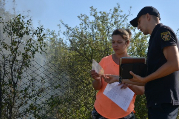 Чернівецькі рятувальники попереджають про небезпеку та наслідки спалювання сухої рослинності